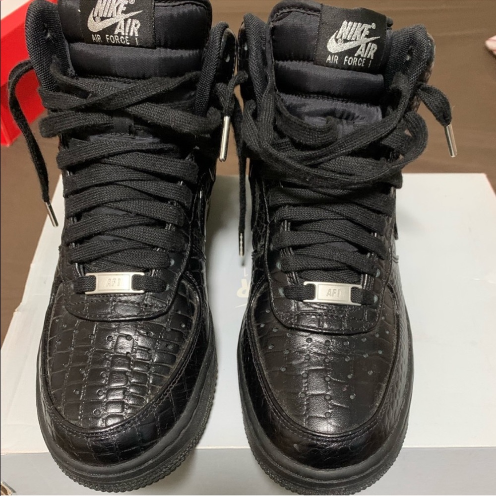 LIGHTLY USED NIKE AIR SNEAKERS-BLACK $75